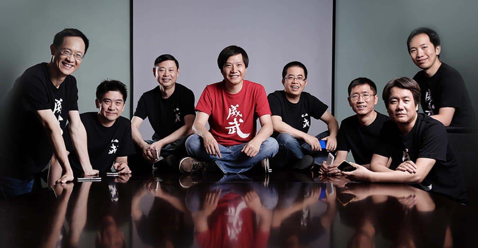 Het Xiaomi management team met CEO Lei Jun in het rode shirt
